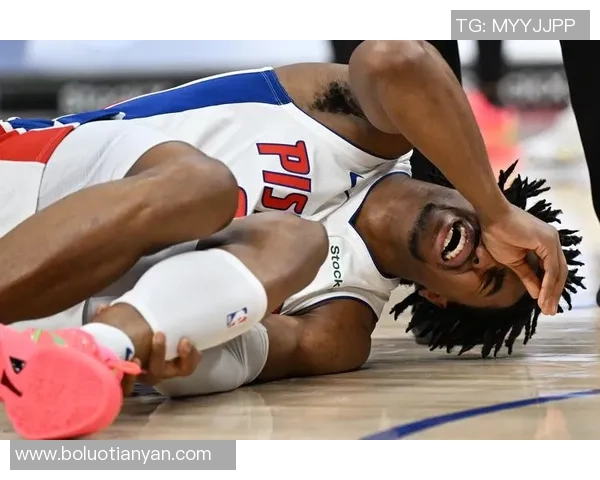 足球明星意外受伤脚部骨折赛季前景堪忧球迷心痛不已